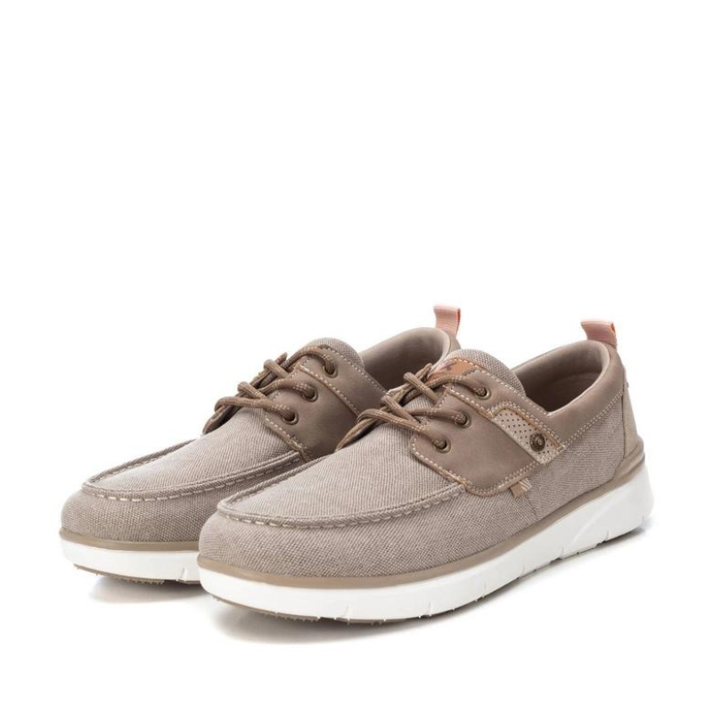 Este sapato é uma escolha excelente e consciente para homens que valorizam o conforto, o estilo e a sustentabilidade. Modelo estilo náutico, perfeito para o verão e para ocasiões casuais, com atacadores que permitem um ajuste fácil e personalizado, garantindo conforto durante todo o dia e sola de borracha antiderrapante oferecendo aderência e estabilidade em diferentes tipos de superfícies, proporcionando assim segurança ao caminhar.
