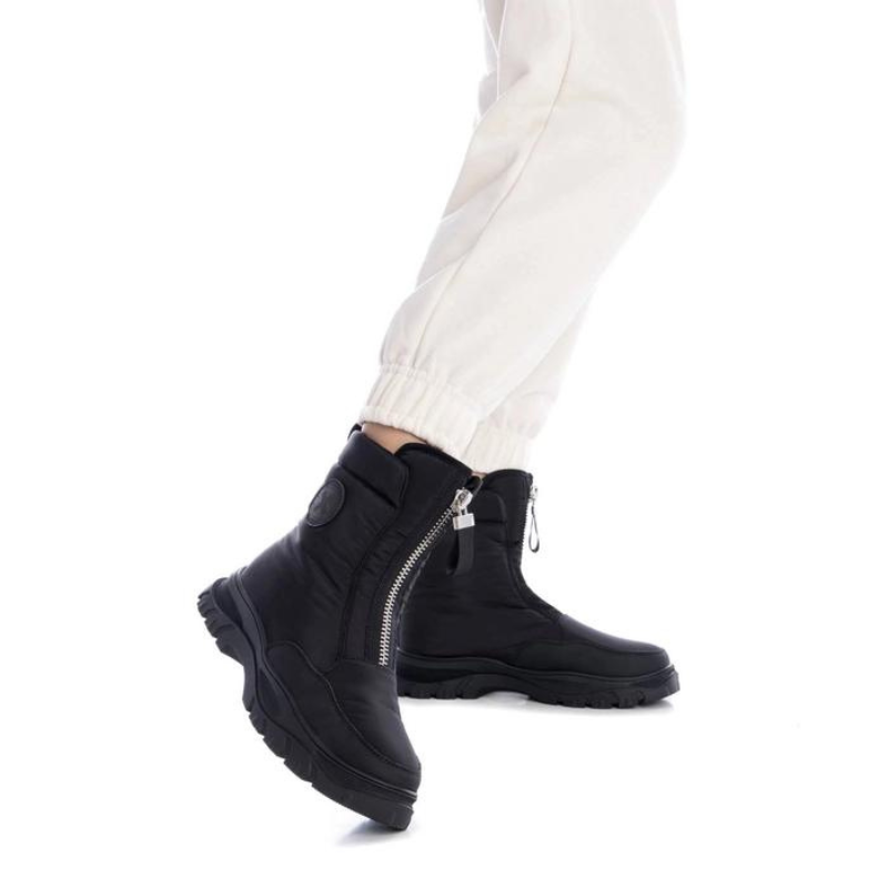 Confortável e prática, esta bota preta é perfeita para quem procura um estilo casual. Ideal para os dias mais frios, oferece proteção e conforto, sendo uma excelente escolha para o inverno.
Com cano médio e acabamento liso, apresenta um visual clean, valorizado pelo detalhe do fecho frontal, que facilita o ajuste e acrescenta um toque moderno. A sola grossa é resistente, com tração antiderrapante, garantindo estabilidade e segurança ao caminhar.