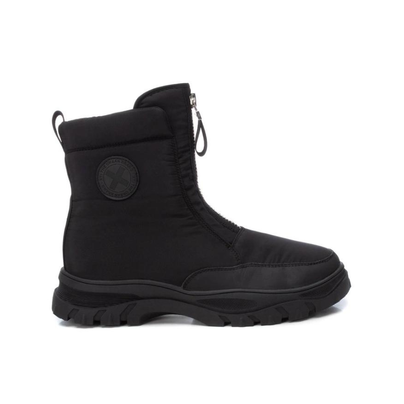 Confortável e prática, esta bota preta é perfeita para quem procura um estilo casual. Ideal para os dias mais frios, oferece proteção e conforto, sendo uma excelente escolha para o inverno.
Com cano médio e acabamento liso, apresenta um visual clean, valorizado pelo detalhe do fecho frontal, que facilita o ajuste e acrescenta um toque moderno. A sola grossa é resistente, com tração antiderrapante, garantindo estabilidade e segurança ao caminhar.