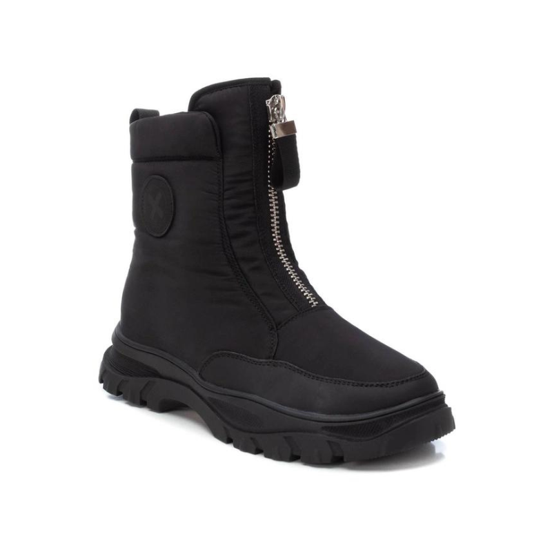 Confortável e prática, esta bota preta é perfeita para quem procura um estilo casual. Ideal para os dias mais frios, oferece proteção e conforto, sendo uma excelente escolha para o inverno.
Com cano médio e acabamento liso, apresenta um visual clean, valorizado pelo detalhe do fecho frontal, que facilita o ajuste e acrescenta um toque moderno. A sola grossa é resistente, com tração antiderrapante, garantindo estabilidade e segurança ao caminhar.