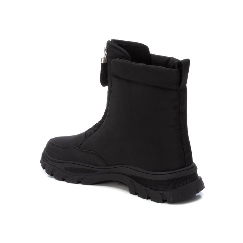Confortável e prática, esta bota preta é perfeita para quem procura um estilo casual. Ideal para os dias mais frios, oferece proteção e conforto, sendo uma excelente escolha para o inverno.
Com cano médio e acabamento liso, apresenta um visual clean, valorizado pelo detalhe do fecho frontal, que facilita o ajuste e acrescenta um toque moderno. A sola grossa é resistente, com tração antiderrapante, garantindo estabilidade e segurança ao caminhar.