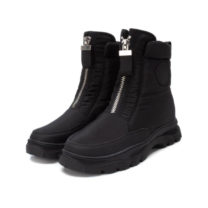 Confortável e prática, esta bota preta é perfeita para quem procura um estilo casual. Ideal para os dias mais frios, oferece proteção e conforto, sendo uma excelente escolha para o inverno.
Com cano médio e acabamento liso, apresenta um visual clean, valorizado pelo detalhe do fecho frontal, que facilita o ajuste e acrescenta um toque moderno. A sola grossa é resistente, com tração antiderrapante, garantindo estabilidade e segurança ao caminhar.
