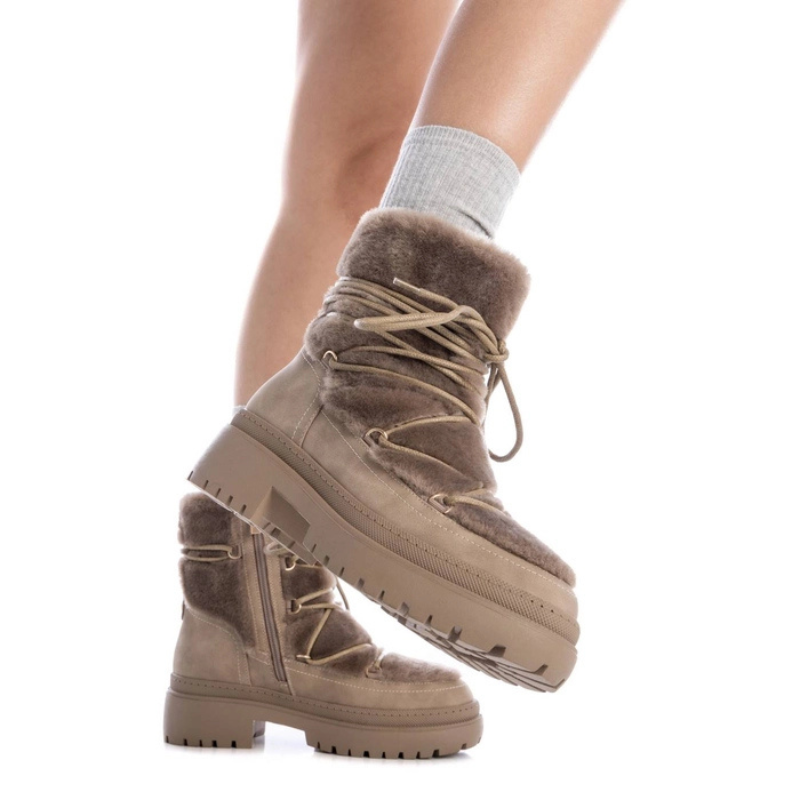Essa bota é a combinação perfeita de conforto e estilo para os dias mais frios.
O detalhe do pêlo dá uma sensação de aconchego e o tom bege facilita a combinação com diferentes looks. Com design robusto e sola de borracha que oferece maior aderência e estabilidade, ideal para o inverno.