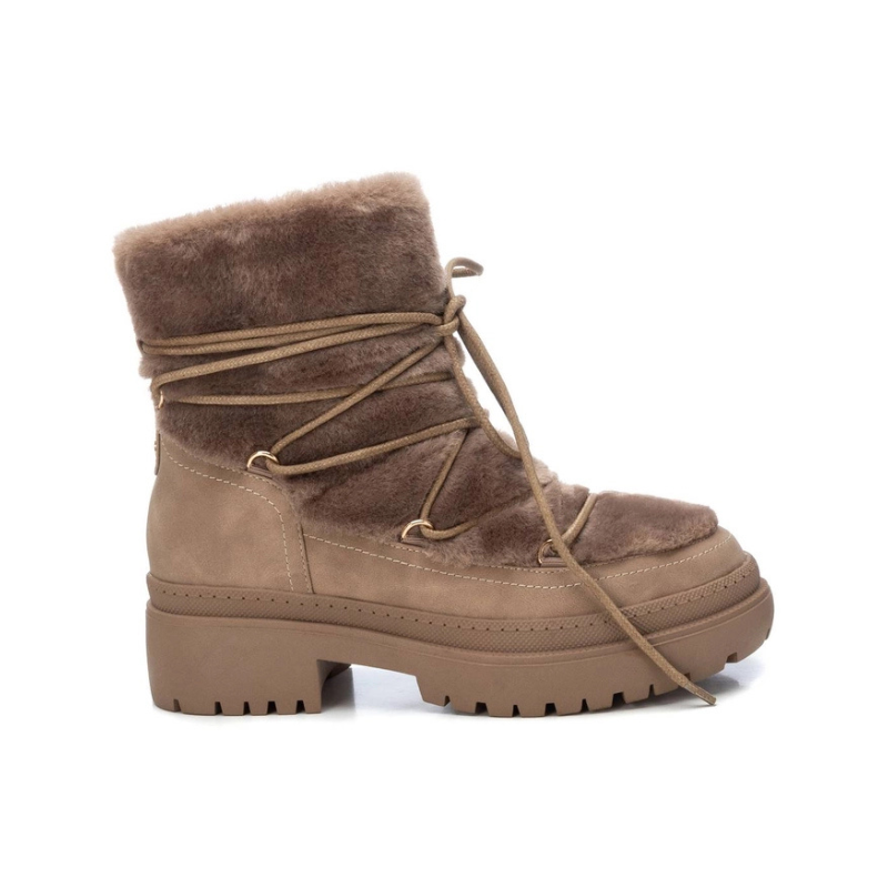 Essa bota é a combinação perfeita de conforto e estilo para os dias mais frios.
O detalhe do pêlo dá uma sensação de aconchego e o tom bege facilita a combinação com diferentes looks. Com design robusto e sola de borracha que oferece maior aderência e estabilidade, ideal para o inverno.