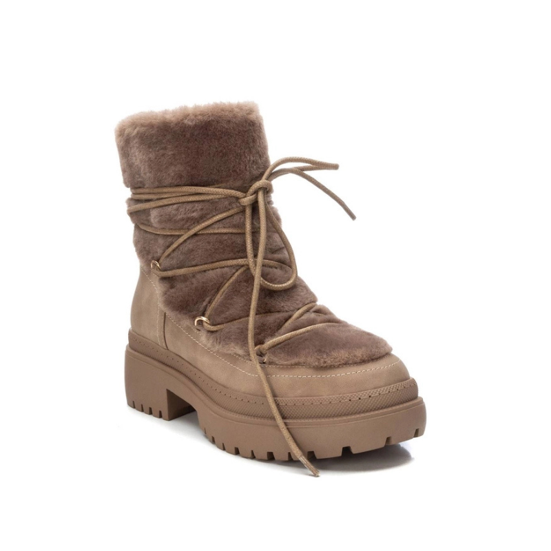 Essa bota é a combinação perfeita de conforto e estilo para os dias mais frios.
O detalhe do pêlo dá uma sensação de aconchego e o tom bege facilita a combinação com diferentes looks. Com design robusto e sola de borracha que oferece maior aderência e estabilidade, ideal para o inverno.