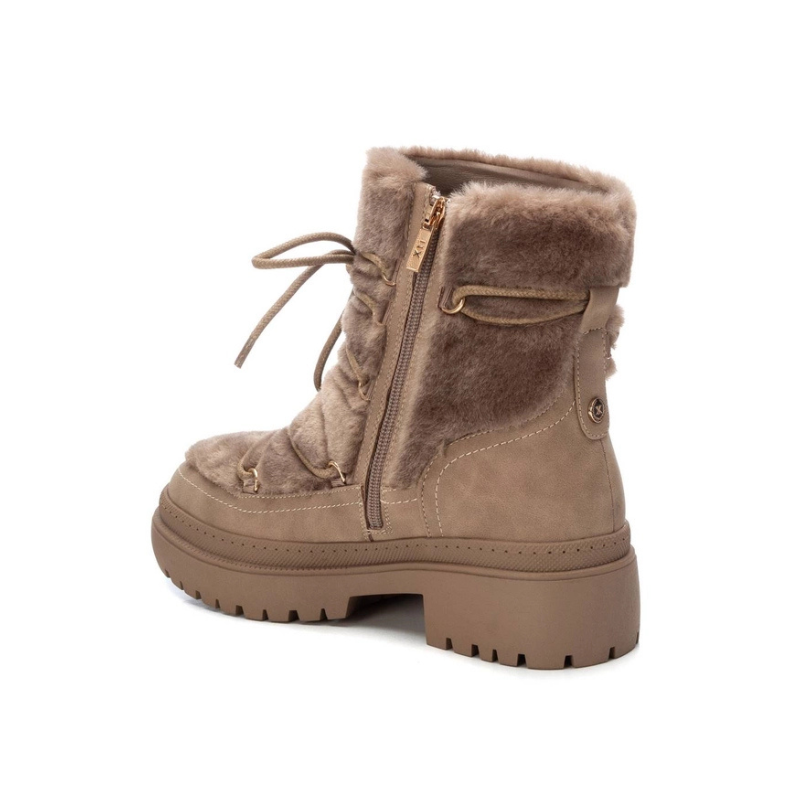Essa bota é a combinação perfeita de conforto e estilo para os dias mais frios.
O detalhe do pêlo dá uma sensação de aconchego e o tom bege facilita a combinação com diferentes looks. Com design robusto e sola de borracha que oferece maior aderência e estabilidade, ideal para o inverno.