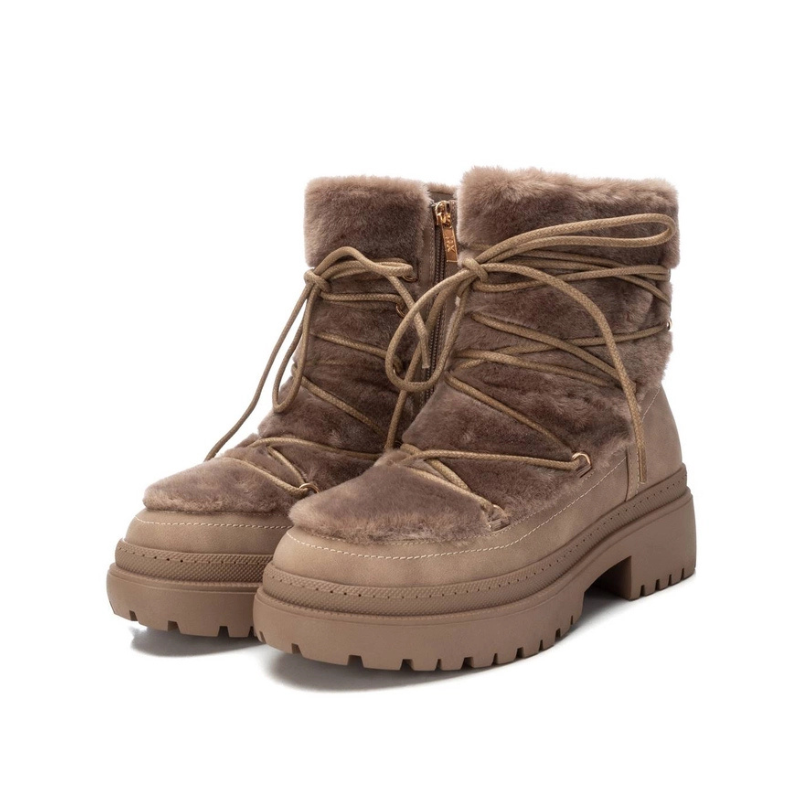 Essa bota é a combinação perfeita de conforto e estilo para os dias mais frios.
O detalhe do pêlo dá uma sensação de aconchego e o tom bege facilita a combinação com diferentes looks. Com design robusto e sola de borracha que oferece maior aderência e estabilidade, ideal para o inverno.