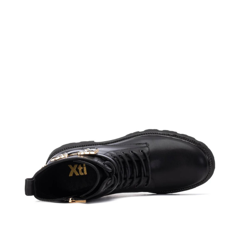 Esta bota preta de estilo militar é a combinação perfeita de modernidade, atitude e versatilidade.
Confeccionada em material sintético de alta qualidade, apresenta acabamento liso e resistente, ideal para o uso diário. Este modelo tem atacadores frontais para ajuste preciso, além de uma fivela decorativa lateral que adiciona personalidade ao visual. A sola tratorada garante excelente aderência e conforto ao caminhar, oferecendo estabilidade mesmo em superfícies irregulares.