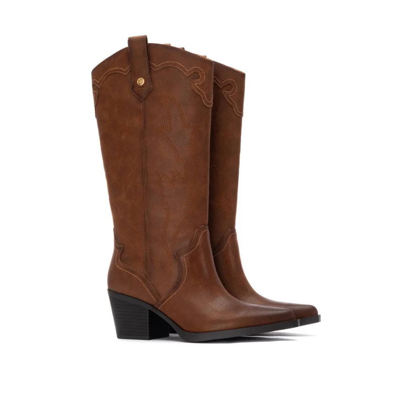 Esta bota texana de cano alto é a escolha perfeita para quem deseja um estilo marcante e versátil.
Produzida em material sintético de alta qualidade, ela apresenta acabamento em tom terroso e detalhes de bordados que valorizam seu design clássico western. O salto bloco médio garante conforto e estabilidade, permitindo o uso prolongado sem esquecer a elegância. Com forma bicuda levemente afinada e puxadores laterais, facilita o calçar e adiciona personalidade ao visual.
