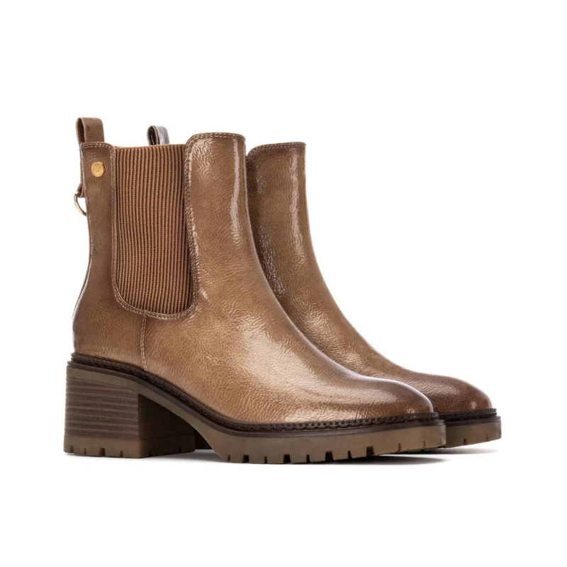 Este elegante botim combina conforto e estilo em todas as ocasiões.
Fabricado em material sintético de alta qualidade com acabamento em tom castanho, apresenta um design moderno e versátil, fácil de combinar com diferentes looks. O fecho lateral garante praticidade ao calçar, enquanto o elástico lateral proporciona melhor ajuste ao tornozelo.