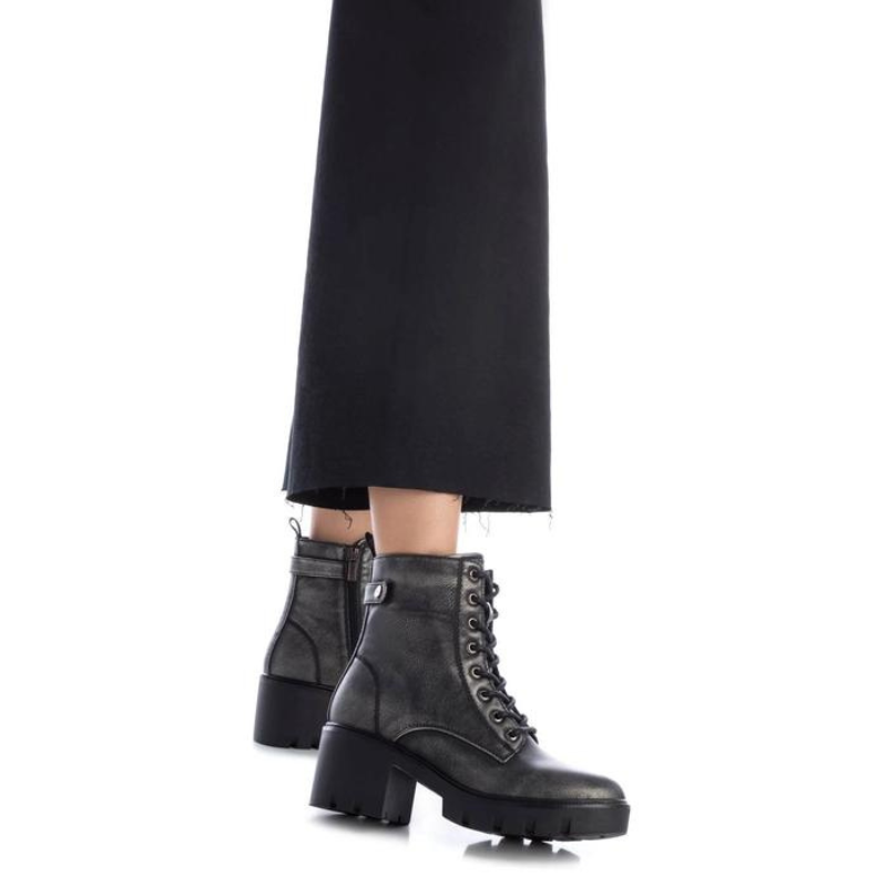 Este elegante botim oferece um estilo moderno e robusto, ideal para completar qualquer look casual.
Fabricado em material sintético de alta qualidade, apresenta uma cor cinza metálica suave, proporcionando versatilidade e sofisticação. Com fecho de correr e atacadores para um ajuste firme e confortável.