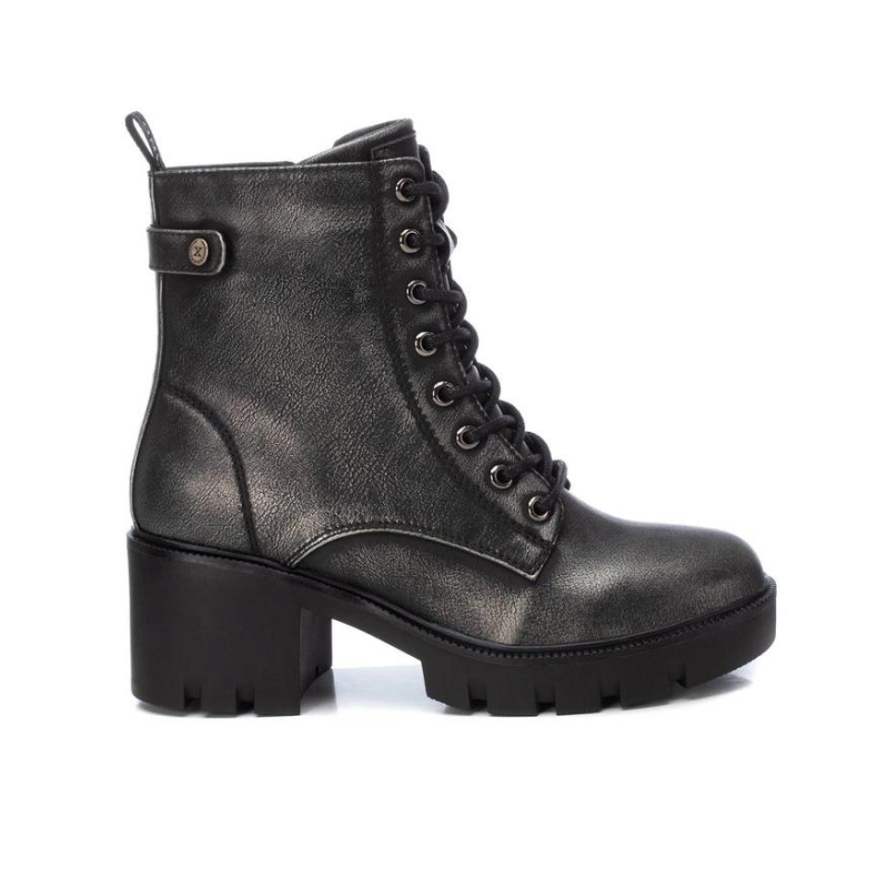 Este elegante botim oferece um estilo moderno e robusto, ideal para completar qualquer look casual.
Fabricado em material sintético de alta qualidade, apresenta uma cor cinza metálica suave, proporcionando versatilidade e sofisticação. Com fecho de correr e atacadores para um ajuste firme e confortável.