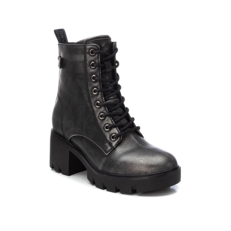 Este elegante botim oferece um estilo moderno e robusto, ideal para completar qualquer look casual.
Fabricado em material sintético de alta qualidade, apresenta uma cor cinza metálica suave, proporcionando versatilidade e sofisticação. Com fecho de correr e atacadores para um ajuste firme e confortável.