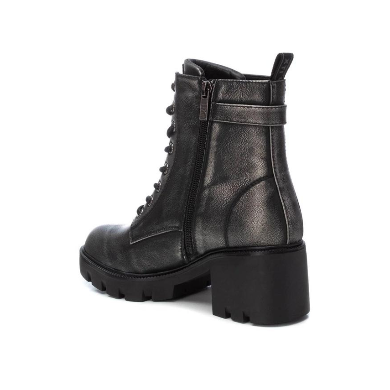 Este elegante botim oferece um estilo moderno e robusto, ideal para completar qualquer look casual.
Fabricado em material sintético de alta qualidade, apresenta uma cor cinza metálica suave, proporcionando versatilidade e sofisticação. Com fecho de correr e atacadores para um ajuste firme e confortável.