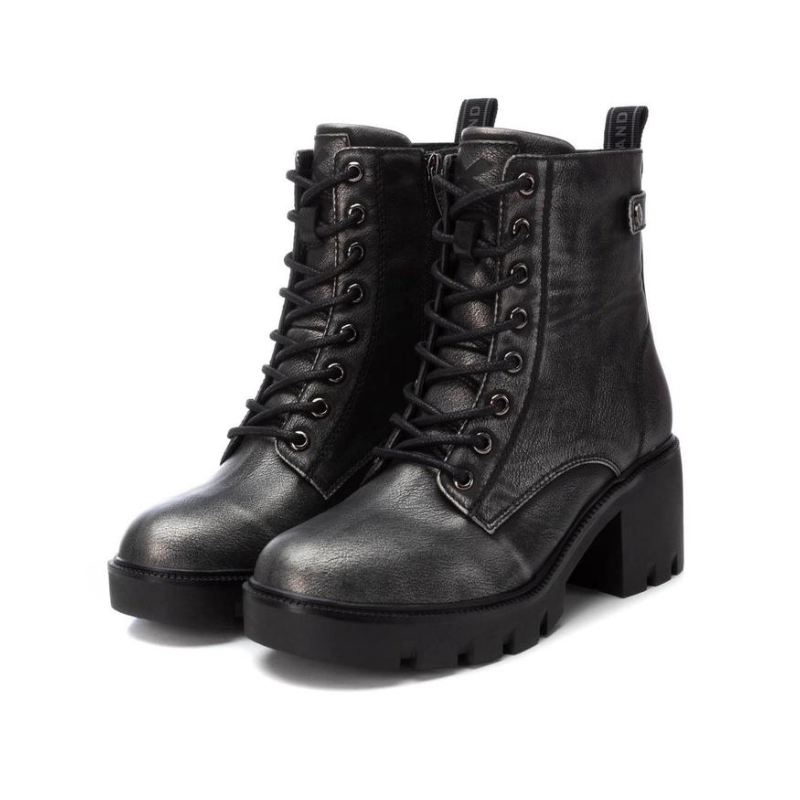 Este elegante botim oferece um estilo moderno e robusto, ideal para completar qualquer look casual.
Fabricado em material sintético de alta qualidade, apresenta uma cor cinza metálica suave, proporcionando versatilidade e sofisticação. Com fecho de correr e atacadores para um ajuste firme e confortável.