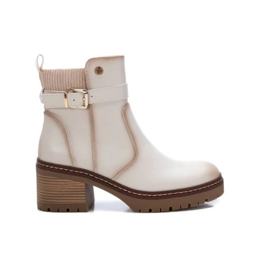 Elegante e moderno, este botim é perfeito para os dias mais frios. Com um design versátil, combina facilmente com diversas opções de looks, tornando-se uma peça essencial no guarda-roupa de inverno.
A fivela lateral com acabamento metálico dourado adiciona um toque de sofisticação e proporciona um ajuste firme no tornozelo e o detalhe em tricô no tornozelo garante conforto extra e um visual aconchegante.