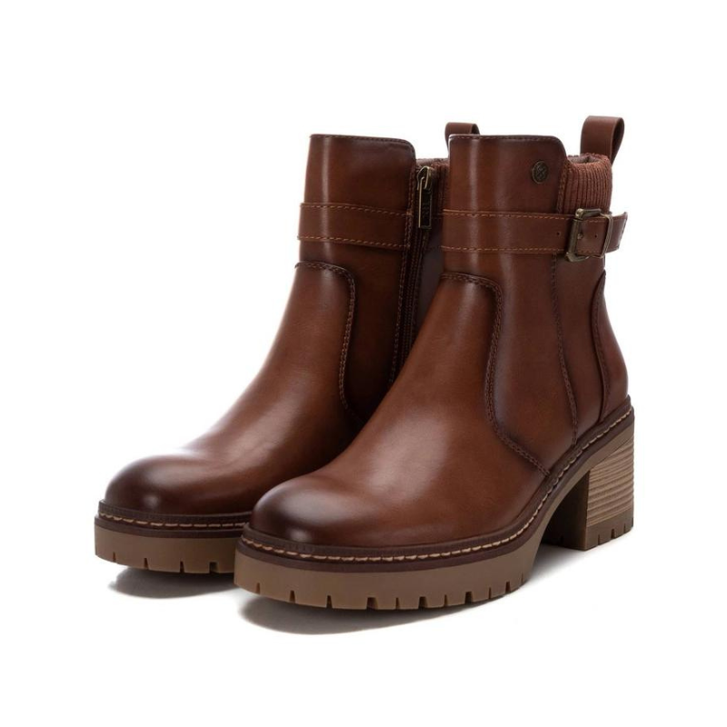 Elegante e moderno, este botim é perfeito para os dias mais frios. Com um design versátil, combina facilmente com diversas opções de looks, tornando-se uma peça essencial no guarda-roupa de inverno.
A fivela lateral com acabamento metálico dourado adiciona um toque de sofisticação e proporciona um ajuste firme no tornozelo e o detalhe em tricô no tornozelo garante conforto extra e um visual aconchegante.