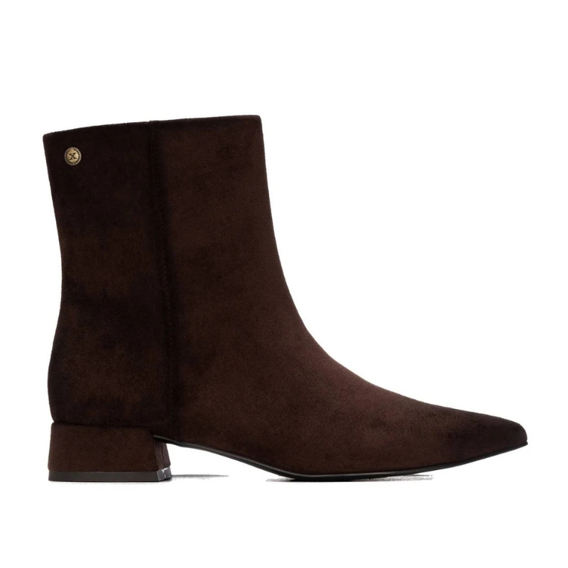 Este botim castanho-escuro combina elegância e versatilidade, sendo uma escolha perfeita para complementar os seus looks de outono e inverno.
O acabamento aveludado confere-lhe um toque sofisticado, enquanto a biqueira pontiaguda e o salto baixo e largo criam uma silhueta elegante e equilibrada. O pequeno detalhe metálico na lateral acrescenta um apontamento discreto, e o fecho de correr no lado interior facilita o calçar.