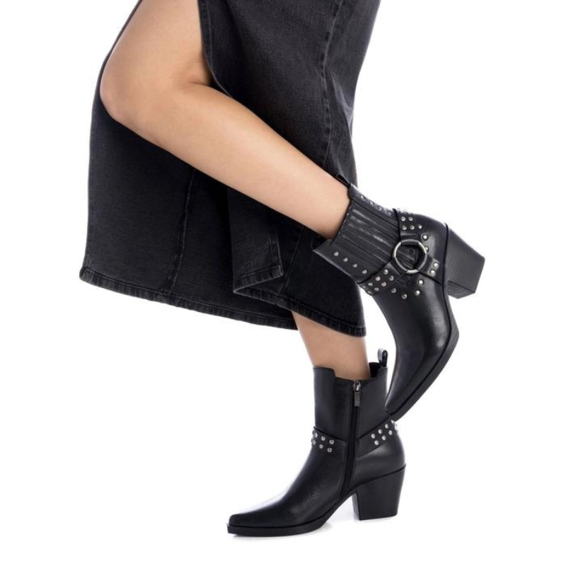 Moderno e cheio de atitude, este botim é perfeito para quem procura estilo e conforto no dia a dia. Com um design arrojado, traz um toque de sofisticação aos looks casuais ou alternativos, tornando-se uma escolha versátil para qualquer ocasião.
Com detalhes de tachas metálicas e fivela decorativa que, acrescentam charme ao botim este modelo tem fecho lateral garantindo praticidade e facilidade ao calçar. A sola de borracha é resistente e antiderrapante, proporciona segurança em todos os tipos de piso.