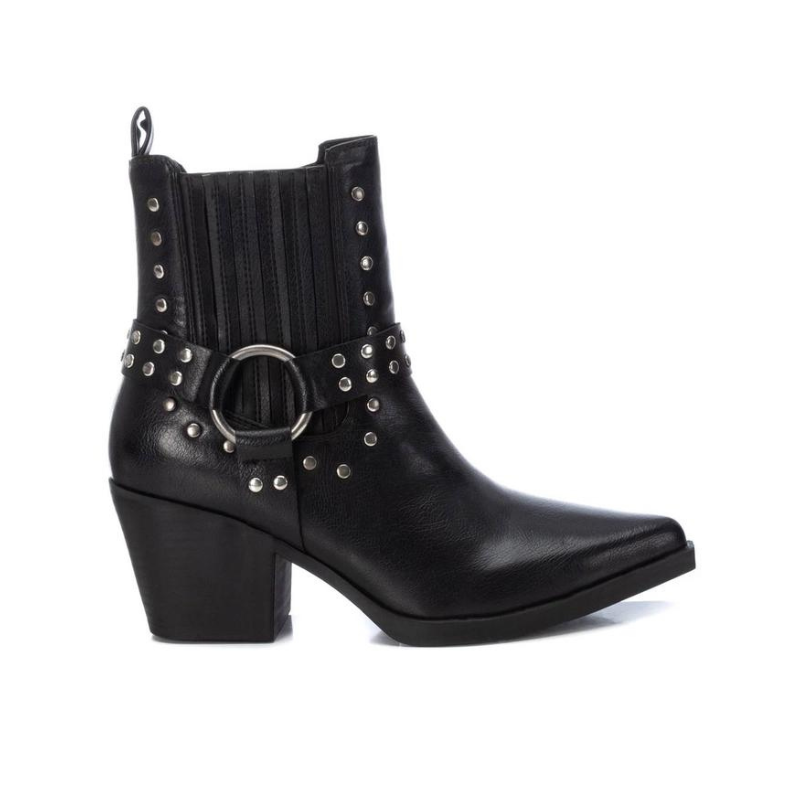 Moderno e cheio de atitude, este botim é perfeito para quem procura estilo e conforto no dia a dia. Com um design arrojado, traz um toque de sofisticação aos looks casuais ou alternativos, tornando-se uma escolha versátil para qualquer ocasião.
Com detalhes de tachas metálicas e fivela decorativa que, acrescentam charme ao botim este modelo tem fecho lateral garantindo praticidade e facilidade ao calçar. A sola de borracha é resistente e antiderrapante, proporciona segurança em todos os tipos de piso.