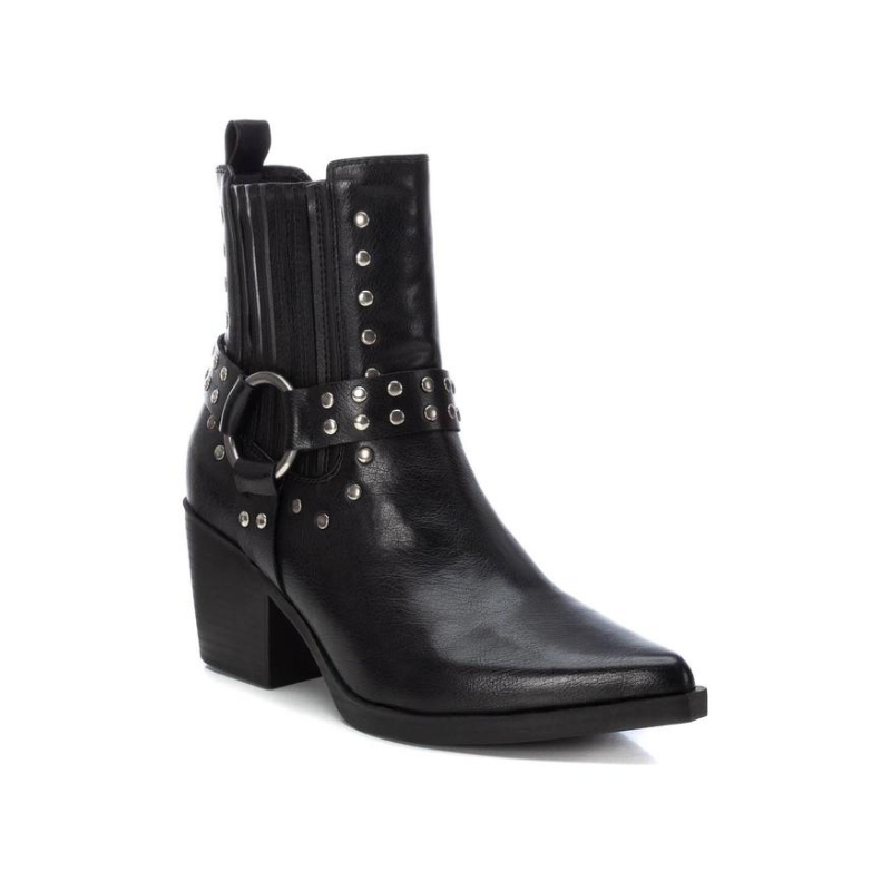 Moderno e cheio de atitude, este botim é perfeito para quem procura estilo e conforto no dia a dia. Com um design arrojado, traz um toque de sofisticação aos looks casuais ou alternativos, tornando-se uma escolha versátil para qualquer ocasião.
Com detalhes de tachas metálicas e fivela decorativa que, acrescentam charme ao botim este modelo tem fecho lateral garantindo praticidade e facilidade ao calçar. A sola de borracha é resistente e antiderrapante, proporciona segurança em todos os tipos de piso.