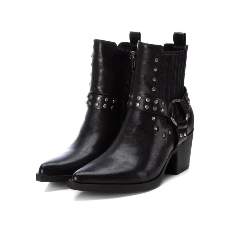 Moderno e cheio de atitude, este botim é perfeito para quem procura estilo e conforto no dia a dia. Com um design arrojado, traz um toque de sofisticação aos looks casuais ou alternativos, tornando-se uma escolha versátil para qualquer ocasião.
Com detalhes de tachas metálicas e fivela decorativa que, acrescentam charme ao botim este modelo tem fecho lateral garantindo praticidade e facilidade ao calçar. A sola de borracha é resistente e antiderrapante, proporciona segurança em todos os tipos de piso.