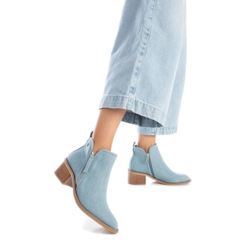 Este botim em ganga é uma escolha moderna e casual que combina a estética tradicional de botins com o toque descontraído e versátil da ganga. Ideal para looks casuais, proporciona conforto e estilo, sendo uma escolha apropriada para diversas ocasiões informais. Com fecho lateral para facilitar o calçar e sola de borracha antiderrapante para maior conforto ao caminhar.