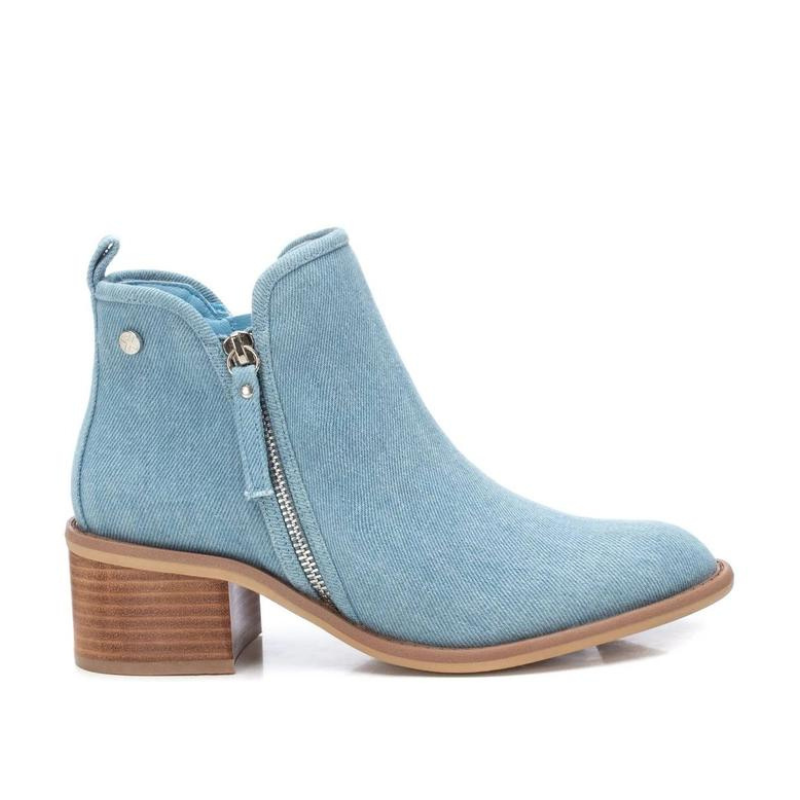Este botim em ganga é uma escolha moderna e casual que combina a estética tradicional de botins com o toque descontraído e versátil da ganga. Ideal para looks casuais, proporciona conforto e estilo, sendo uma escolha apropriada para diversas ocasiões informais. Com fecho lateral para facilitar o calçar e sola de borracha antiderrapante para maior conforto ao caminhar.