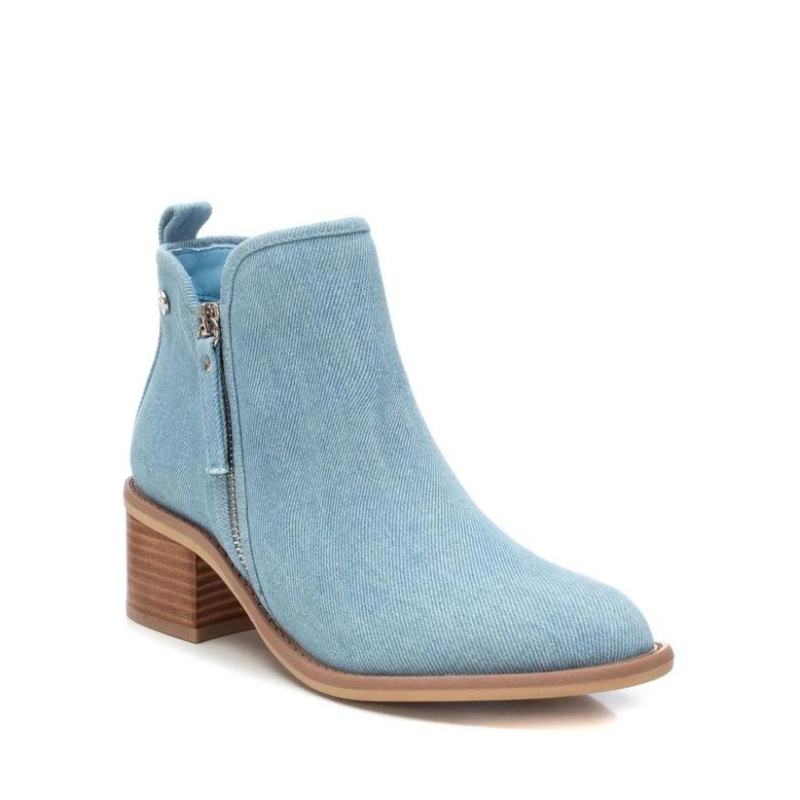 Este botim em ganga é uma escolha moderna e casual que combina a estética tradicional de botins com o toque descontraído e versátil da ganga. Ideal para looks casuais, proporciona conforto e estilo, sendo uma escolha apropriada para diversas ocasiões informais. Com fecho lateral para facilitar o calçar e sola de borracha antiderrapante para maior conforto ao caminhar.