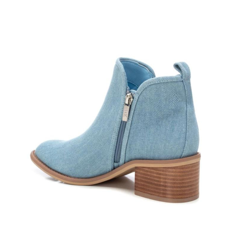 Este botim em ganga é uma escolha moderna e casual que combina a estética tradicional de botins com o toque descontraído e versátil da ganga. Ideal para looks casuais, proporciona conforto e estilo, sendo uma escolha apropriada para diversas ocasiões informais. Com fecho lateral para facilitar o calçar e sola de borracha antiderrapante para maior conforto ao caminhar.