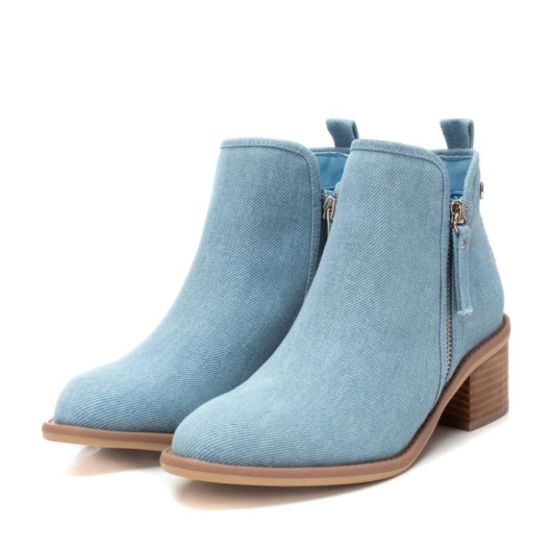 Este botim em ganga é uma escolha moderna e casual que combina a estética tradicional de botins com o toque descontraído e versátil da ganga. Ideal para looks casuais, proporciona conforto e estilo, sendo uma escolha apropriada para diversas ocasiões informais. Com fecho lateral para facilitar o calçar e sola de borracha antiderrapante para maior conforto ao caminhar.