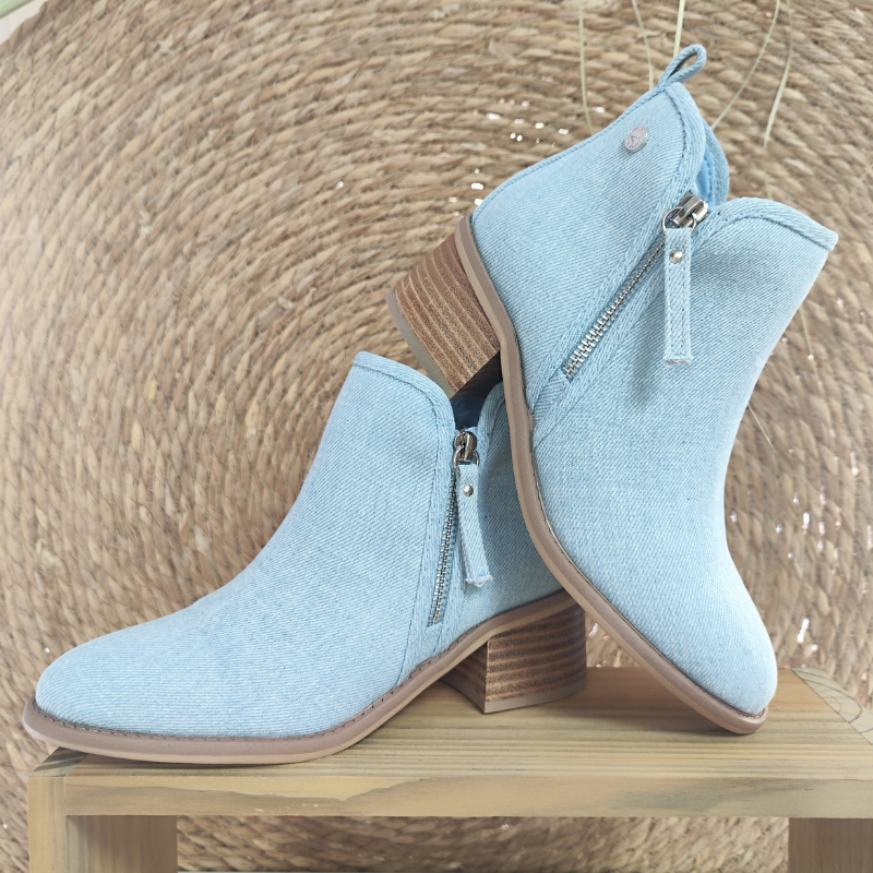 Este botim em ganga é uma escolha moderna e casual que combina a estética tradicional de botins com o toque descontraído e versátil da ganga. Ideal para looks casuais, proporciona conforto e estilo, sendo uma escolha apropriada para diversas ocasiões informais. Com fecho lateral para facilitar o calçar e sola de borracha antiderrapante para maior conforto ao caminhar.