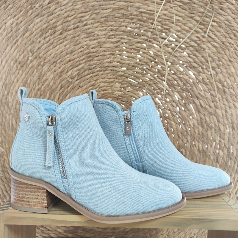 Este botim em ganga é uma escolha moderna e casual que combina a estética tradicional de botins com o toque descontraído e versátil da ganga. Ideal para looks casuais, proporciona conforto e estilo, sendo uma escolha apropriada para diversas ocasiões informais. Com fecho lateral para facilitar o calçar e sola de borracha antiderrapante para maior conforto ao caminhar.