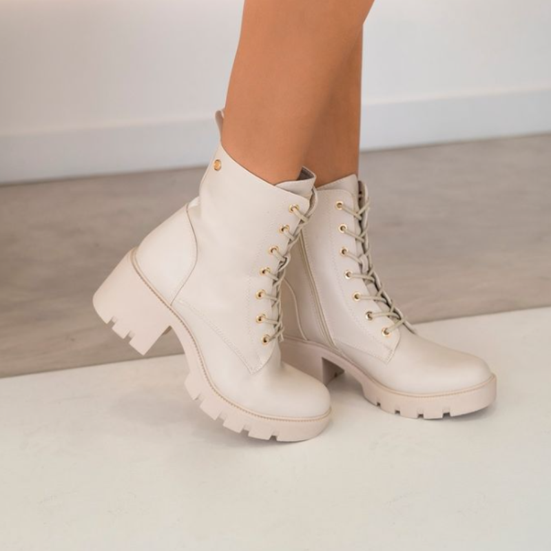 Estes botins são fabricados com um material que imita a pele, proporcionando um visual sofisticado e elegante, podendo combinar com vários looks. O salto alto e a sola antiderrapante tornam este modelo numa excelente opção para diversas ocasiões, permitindo maior conforto ao caminhar. Já os atacadores são ajustáveis e o fecho lateral torna-se bastante prático.