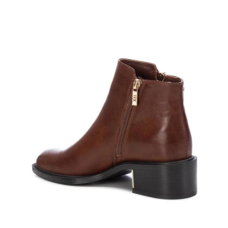 Elegantes e práticos, estes botins são a escolha ideal para mulheres que desejam combinar moda, conforto e responsabilidade ambiental. A sola antiderrapante e o salto baixo, tornam estes botins ideais para uso diário, são versáteis e podem ser combinados com uma variedade de looks, desde roupas casuais até peças mais formais. O material que imita a pele adiciona um toque de elegância ao design.