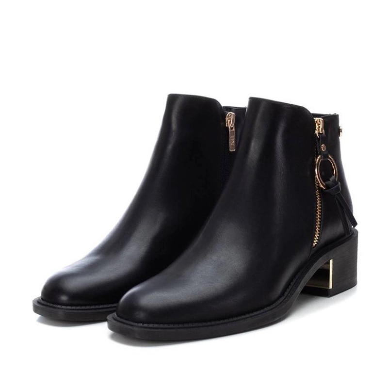 Elegantes e práticos, estes botins são a escolha ideal para mulheres que desejam combinar moda, conforto e responsabilidade ambiental. A sola antiderrapante e o salto baixo, tornam estes botins ideais para uso diário, são versáteis e podem ser combinados com uma variedade de looks, desde roupas casuais até peças mais formais. O material que imita a pele adiciona um toque de elegância ao design.