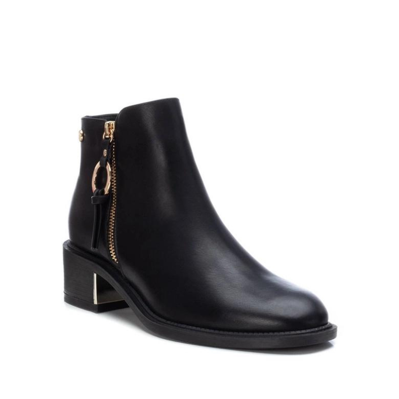 Elegantes e práticos, estes botins são a escolha ideal para mulheres que desejam combinar moda, conforto e responsabilidade ambiental. A sola antiderrapante e o salto baixo, tornam estes botins ideais para uso diário, são versáteis e podem ser combinados com uma variedade de looks, desde roupas casuais até peças mais formais. O material que imita a pele adiciona um toque de elegância ao design.