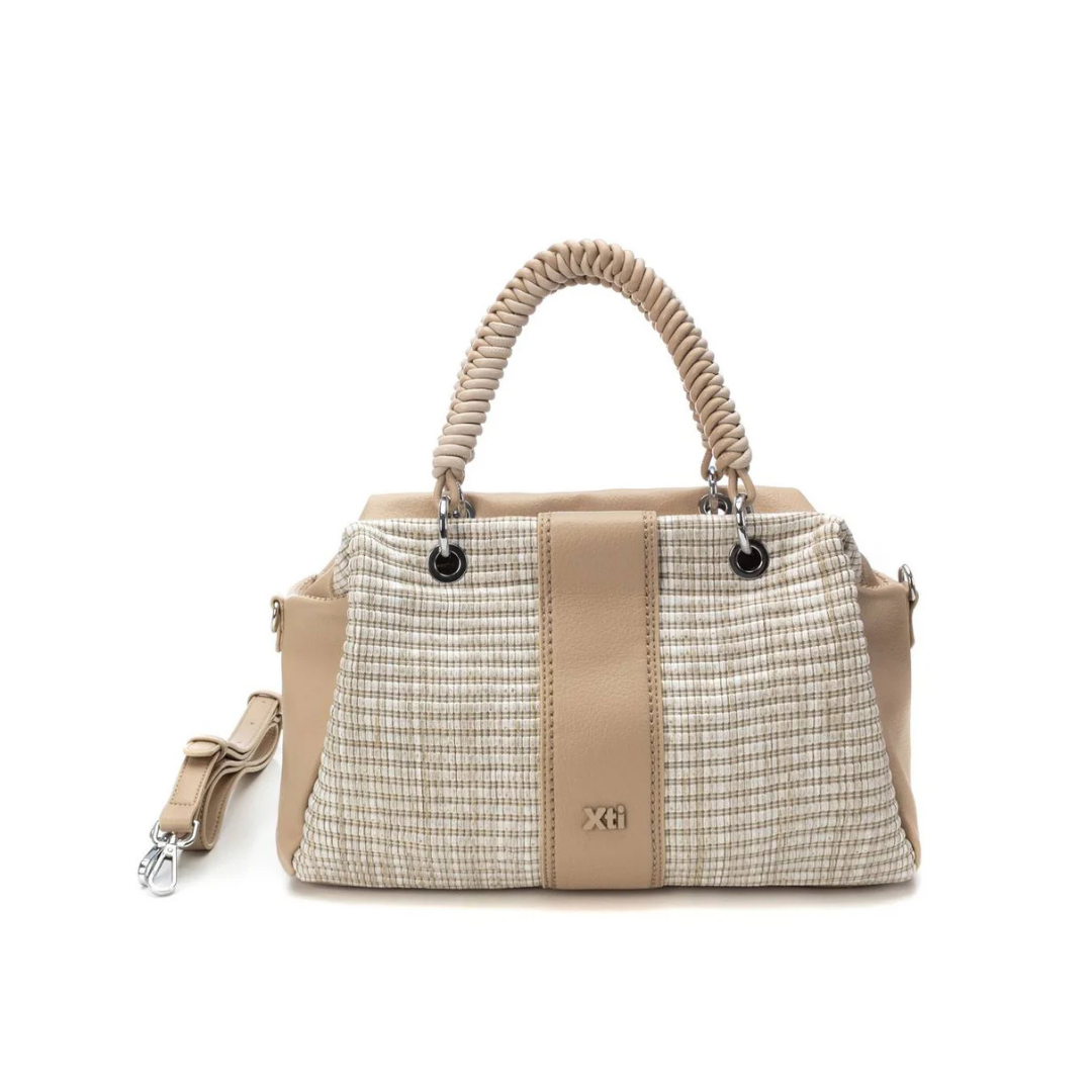 Esta carteira de mão é a combinação perfeita entre sofisticação e praticidade! Com um design moderno que mistura ráfia texturizada e detalhes em material sintético, é a escolha ideal para complementar qualquer look com estilo.