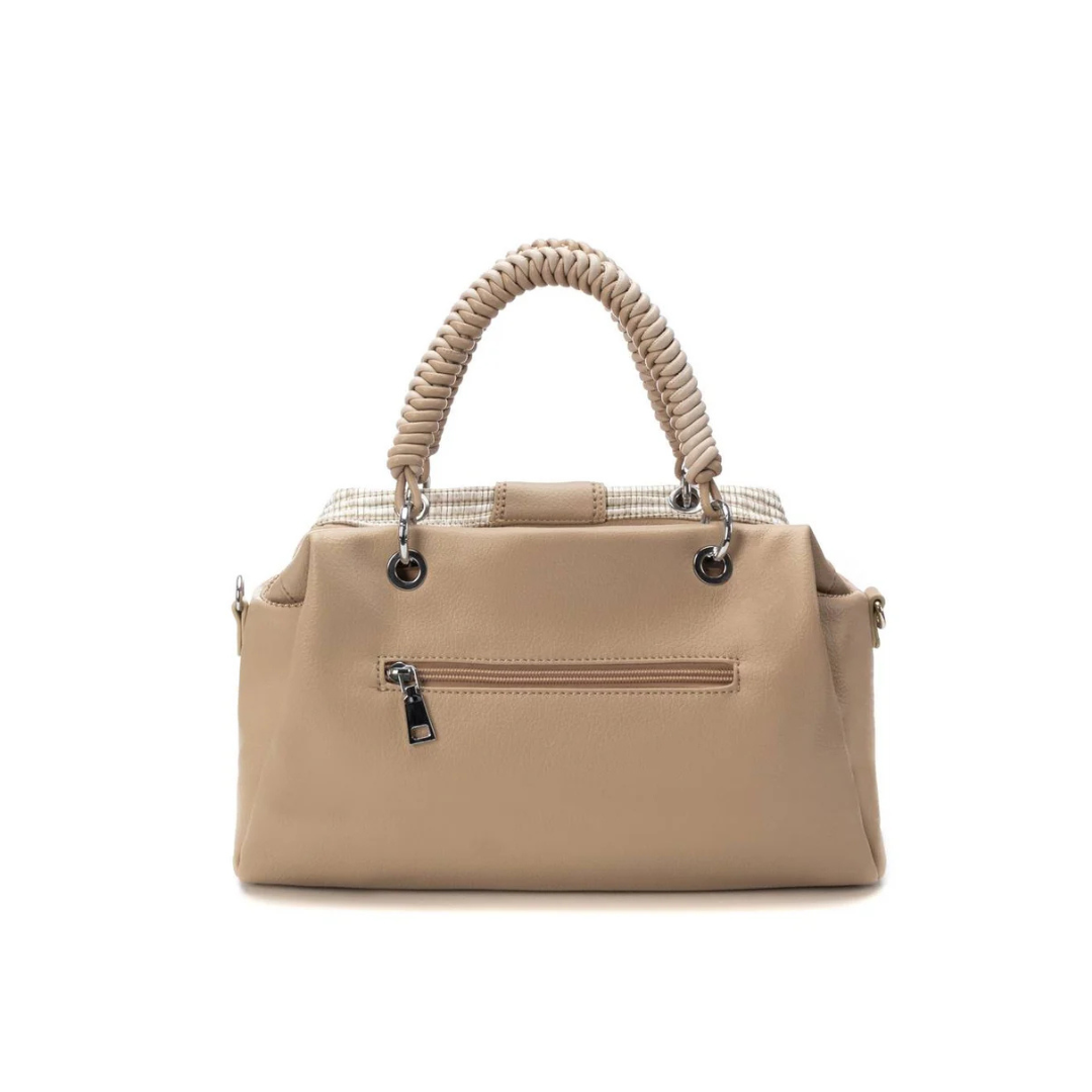 Esta carteira de mão é a combinação perfeita entre sofisticação e praticidade! Com um design moderno que mistura ráfia texturizada e detalhes em material sintético, é a escolha ideal para complementar qualquer look com estilo.