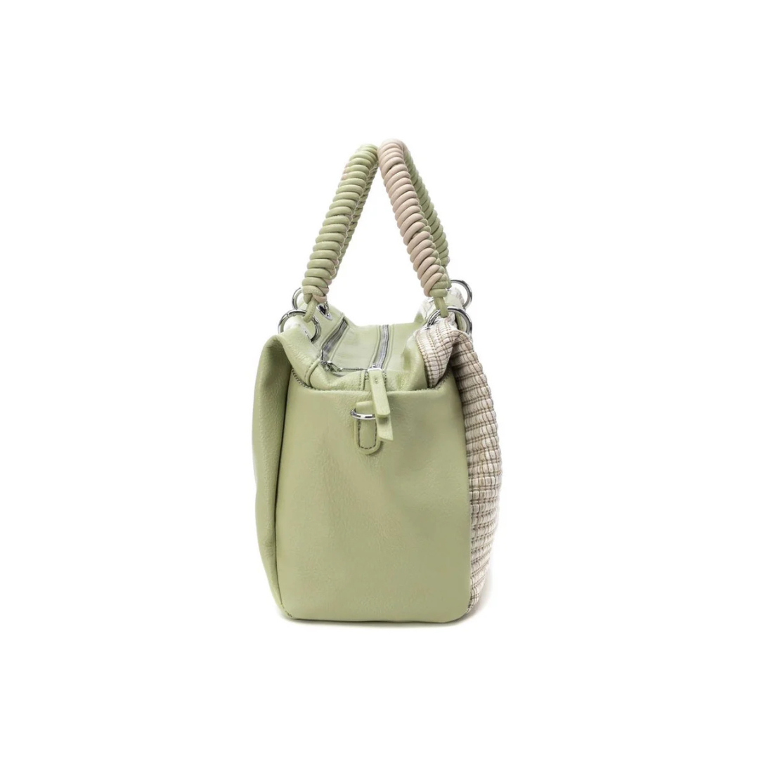 Esta carteira de mão é a combinação perfeita entre sofisticação e praticidade! Com um design moderno que mistura ráfia texturizada e detalhes em material sintético, é a escolha ideal para complementar qualquer look com estilo.