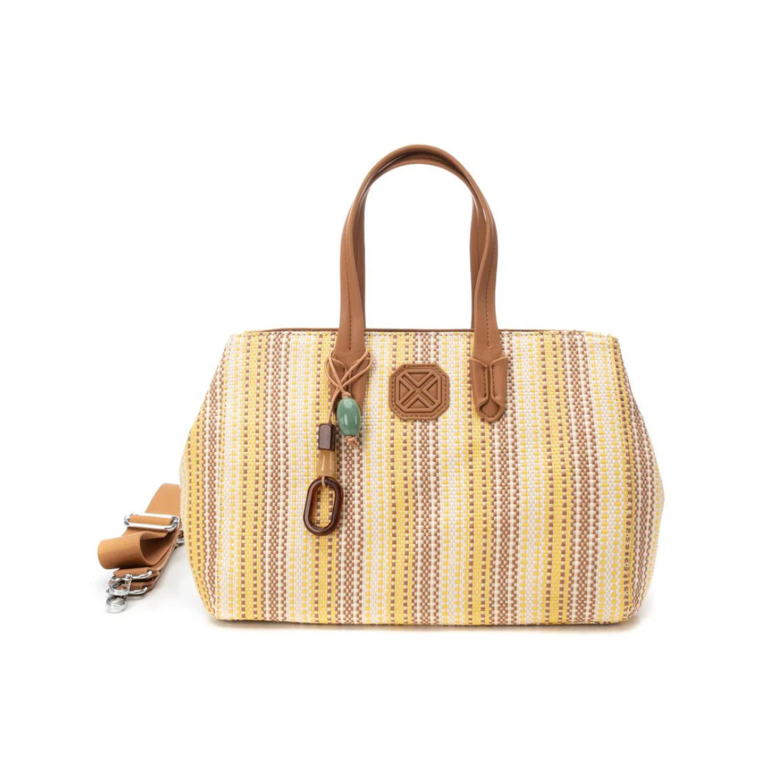 Adicione charme e estilo ao seu dia a dia com esta carteira de ombro.
Perfeita para ocasiões casuais ou para dar um toque especial ao seu look. Fabricada com detalhes inspirados em texturas naturais, é a escolha ideal para quem valoriza beleza e funcionalidade. Com alça removível e ajustável, para colocar ao ombro ou transversal e detalhe decorativo que adiciona sofisticação á carteira.