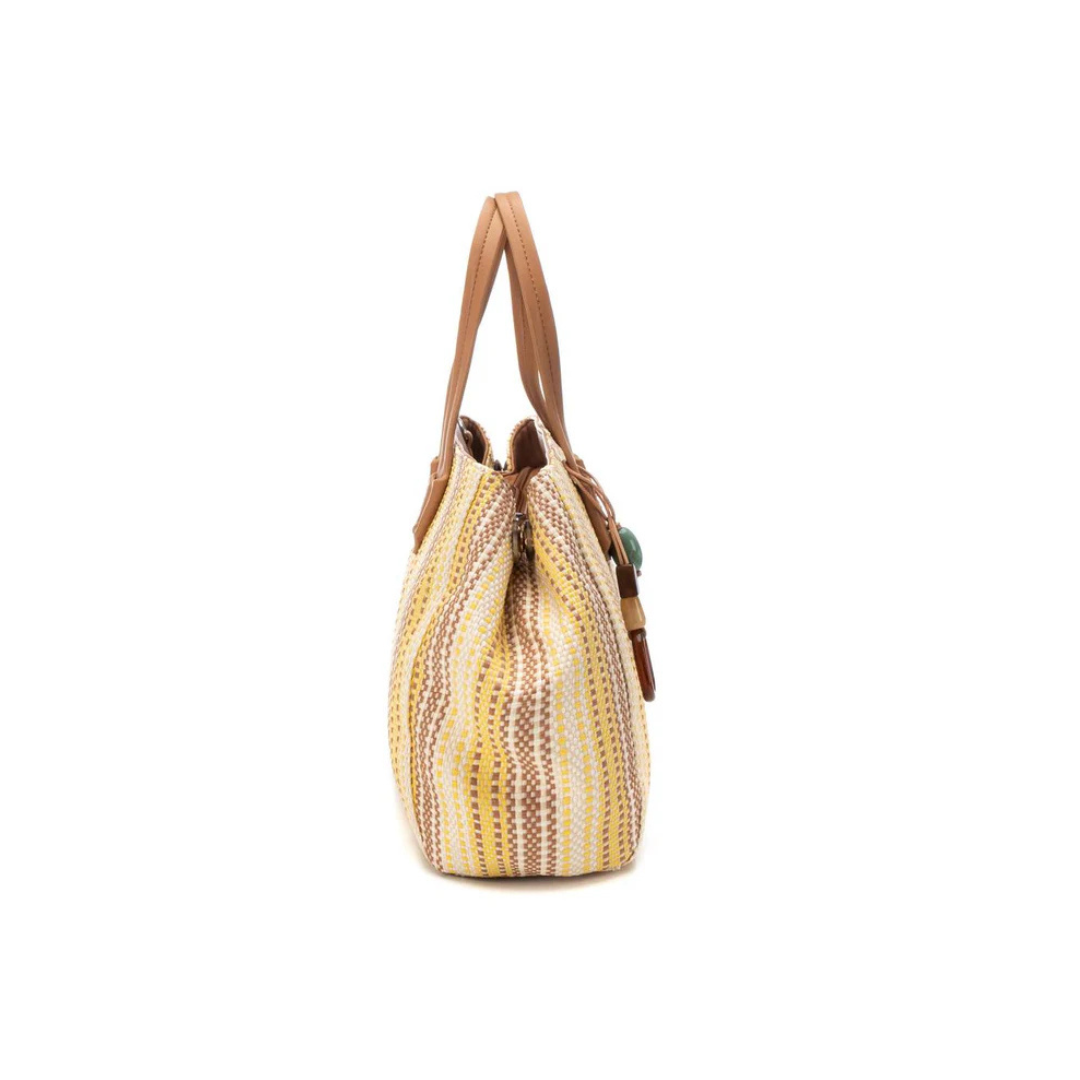 Adicione charme e estilo ao seu dia a dia com esta carteira de ombro.
Perfeita para ocasiões casuais ou para dar um toque especial ao seu look. Fabricada com detalhes inspirados em texturas naturais, é a escolha ideal para quem valoriza beleza e funcionalidade. Com alça removível e ajustável, para colocar ao ombro ou transversal e detalhe decorativo que adiciona sofisticação á carteira.