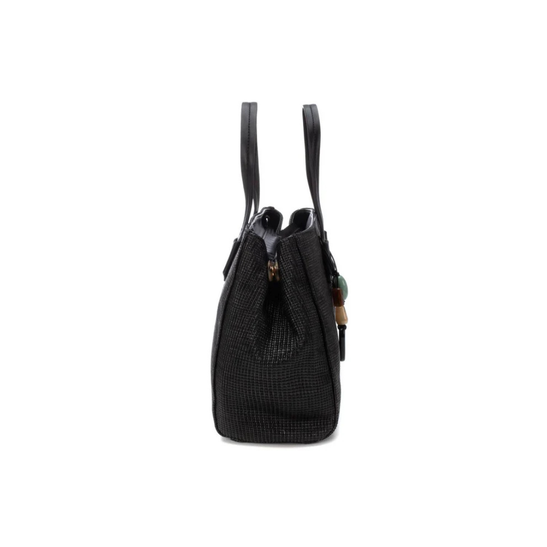 Adicione charme e estilo ao seu dia a dia com esta carteira de ombro.
Perfeita para ocasiões casuais ou para dar um toque especial ao seu look. Fabricada com detalhes inspirados em texturas naturais, é a escolha ideal para quem valoriza beleza e funcionalidade. Com alça removível e ajustável, para colocar ao ombro ou transversal e detalhe decorativo que adiciona sofisticação á carteira.