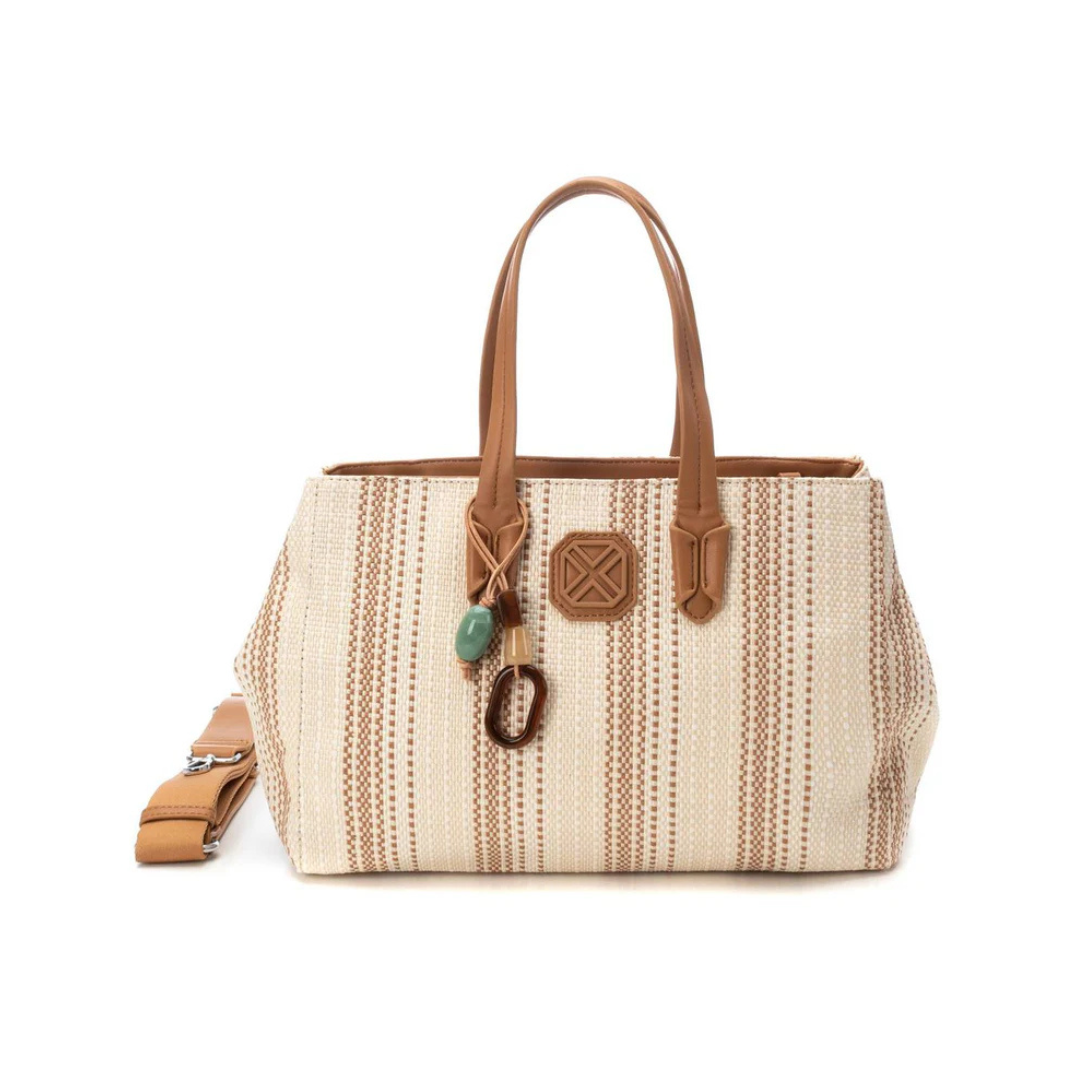 Adicione charme e estilo ao seu dia a dia com esta carteira de ombro.
Perfeita para ocasiões casuais ou para dar um toque especial ao seu look. Fabricada com detalhes inspirados em texturas naturais, é a escolha ideal para quem valoriza beleza e funcionalidade. Com alça removível e ajustável, para colocar ao ombro ou transversal e detalhe decorativo que adiciona sofisticação á carteira.