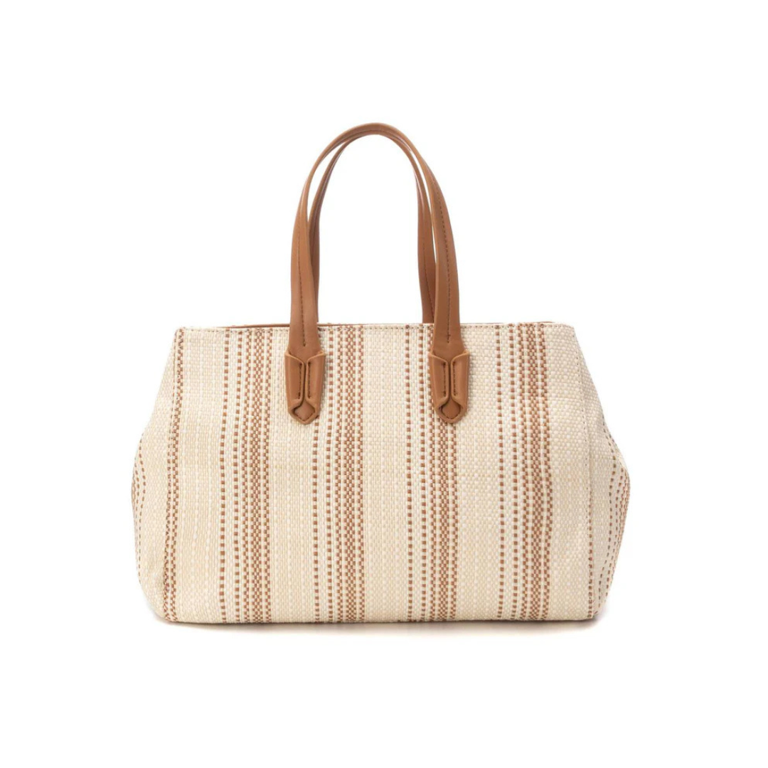 Adicione charme e estilo ao seu dia a dia com esta carteira de ombro.
Perfeita para ocasiões casuais ou para dar um toque especial ao seu look. Fabricada com detalhes inspirados em texturas naturais, é a escolha ideal para quem valoriza beleza e funcionalidade. Com alça removível e ajustável, para colocar ao ombro ou transversal e detalhe decorativo que adiciona sofisticação á carteira.