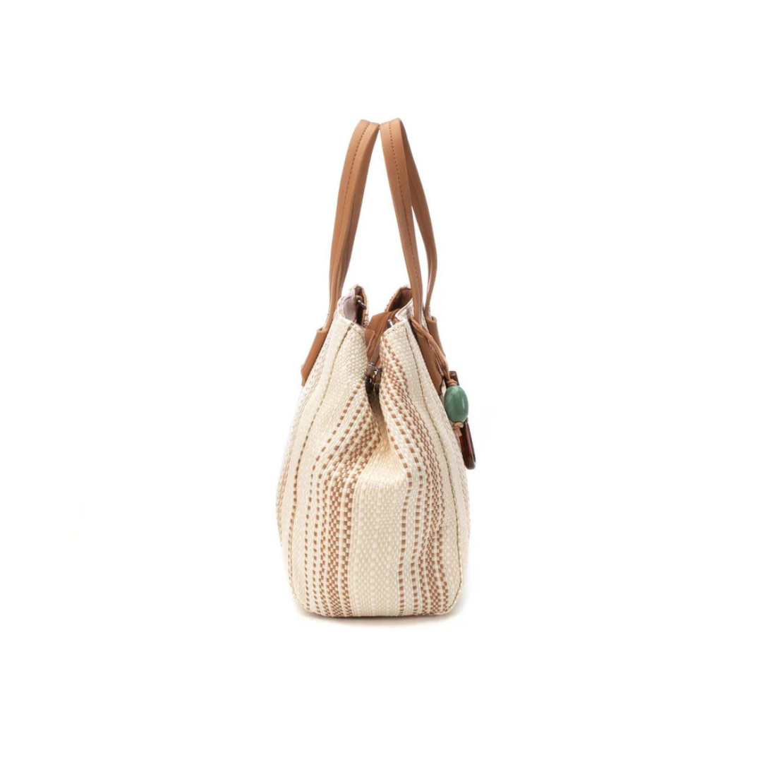 Adicione charme e estilo ao seu dia a dia com esta carteira de ombro.
Perfeita para ocasiões casuais ou para dar um toque especial ao seu look. Fabricada com detalhes inspirados em texturas naturais, é a escolha ideal para quem valoriza beleza e funcionalidade. Com alça removível e ajustável, para colocar ao ombro ou transversal e detalhe decorativo que adiciona sofisticação á carteira.