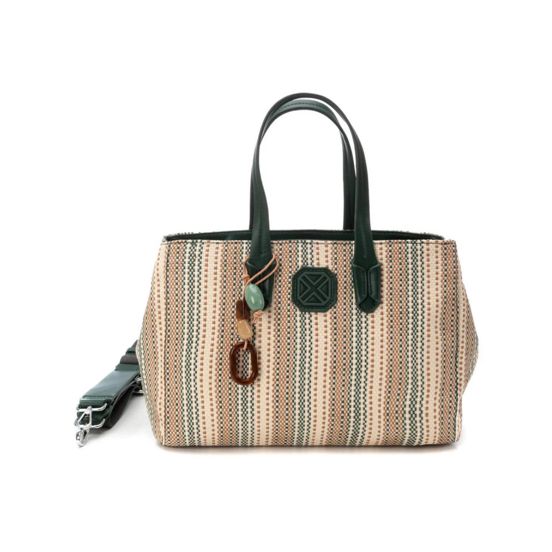 Adicione charme e estilo ao seu dia a dia com esta carteira de ombro.
Perfeita para ocasiões casuais ou para dar um toque especial ao seu look. Fabricada com detalhes inspirados em texturas naturais, é a escolha ideal para quem valoriza beleza e funcionalidade. Com alça removível e ajustável, para colocar ao ombro ou transversal e detalhe decorativo que adiciona sofisticação á carteira.