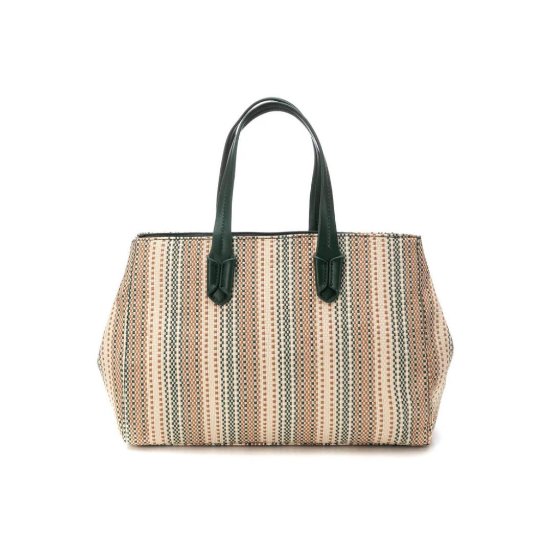 Adicione charme e estilo ao seu dia a dia com esta carteira de ombro.
Perfeita para ocasiões casuais ou para dar um toque especial ao seu look. Fabricada com detalhes inspirados em texturas naturais, é a escolha ideal para quem valoriza beleza e funcionalidade. Com alça removível e ajustável, para colocar ao ombro ou transversal e detalhe decorativo que adiciona sofisticação á carteira.