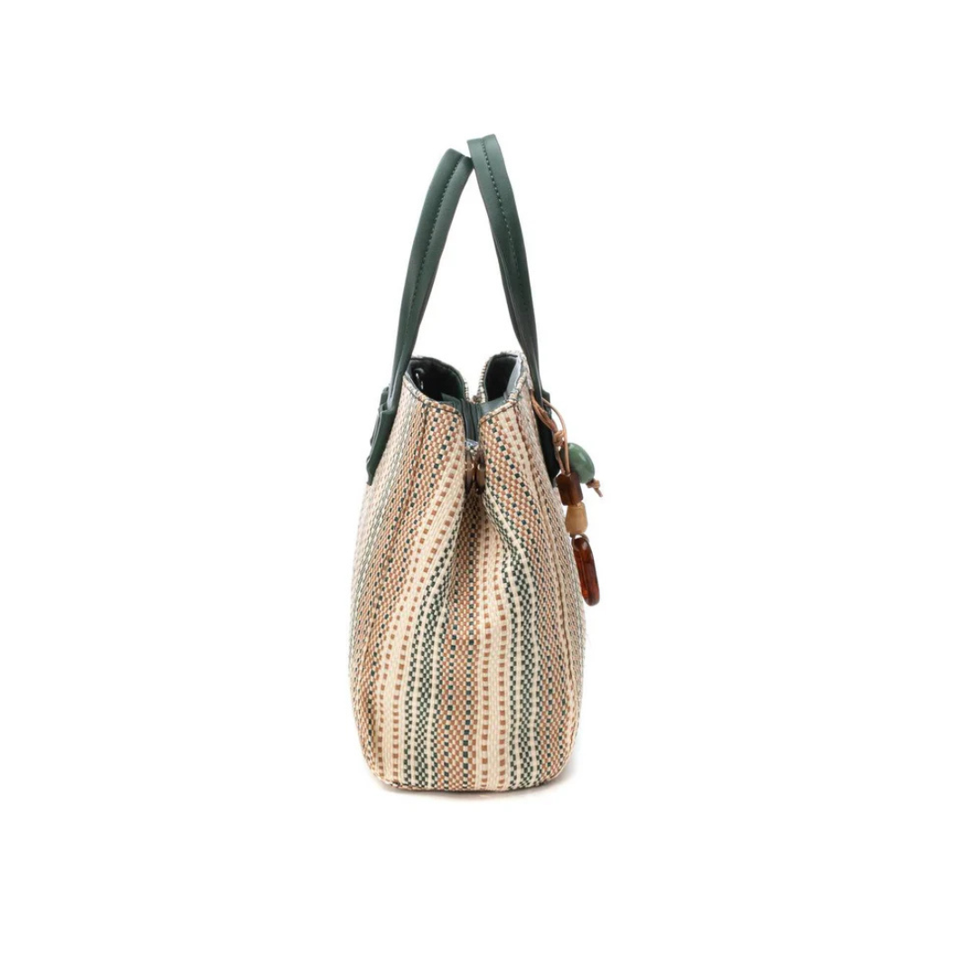 Adicione charme e estilo ao seu dia a dia com esta carteira de ombro.
Perfeita para ocasiões casuais ou para dar um toque especial ao seu look. Fabricada com detalhes inspirados em texturas naturais, é a escolha ideal para quem valoriza beleza e funcionalidade. Com alça removível e ajustável, para colocar ao ombro ou transversal e detalhe decorativo que adiciona sofisticação á carteira.