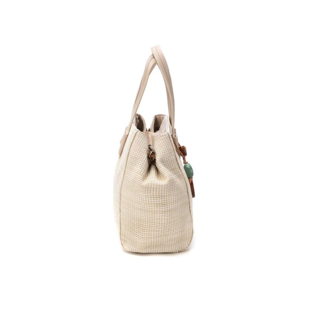 Adicione charme e estilo ao seu dia a dia com esta carteira de ombro.
Perfeita para ocasiões casuais ou para dar um toque especial ao seu look. Fabricada com detalhes inspirados em texturas naturais, é a escolha ideal para quem valoriza beleza e funcionalidade. Com alça removível e ajustável, para colocar ao ombro ou transversal e detalhe decorativo que adiciona sofisticação á carteira.